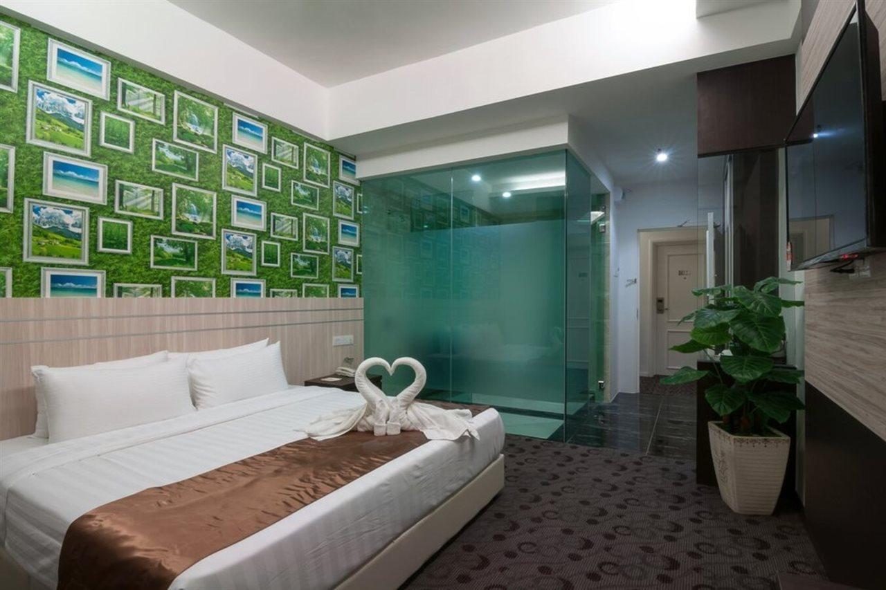 E-Red Hotel Melaka Esterno foto