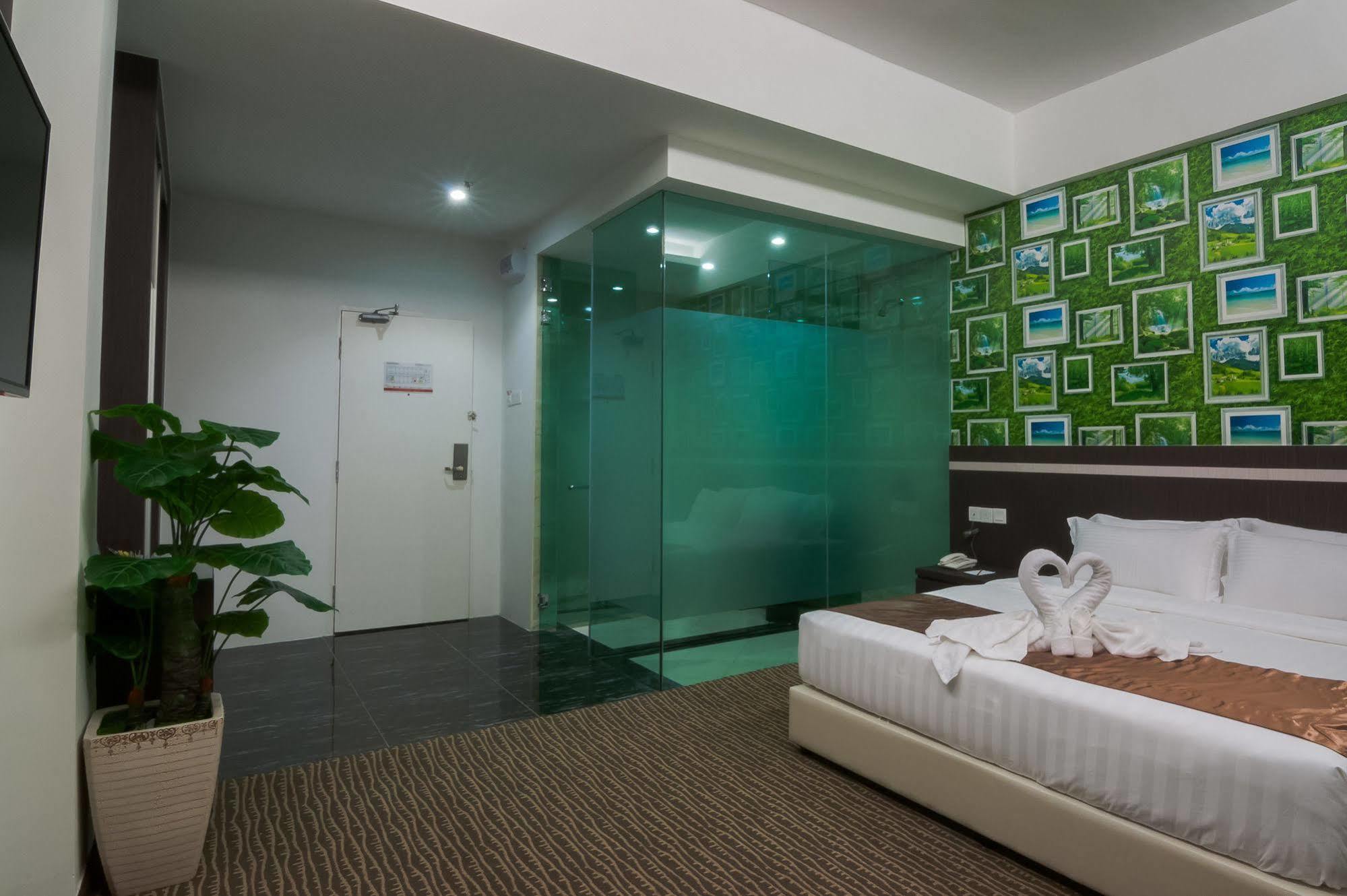 E-Red Hotel Melaka Esterno foto