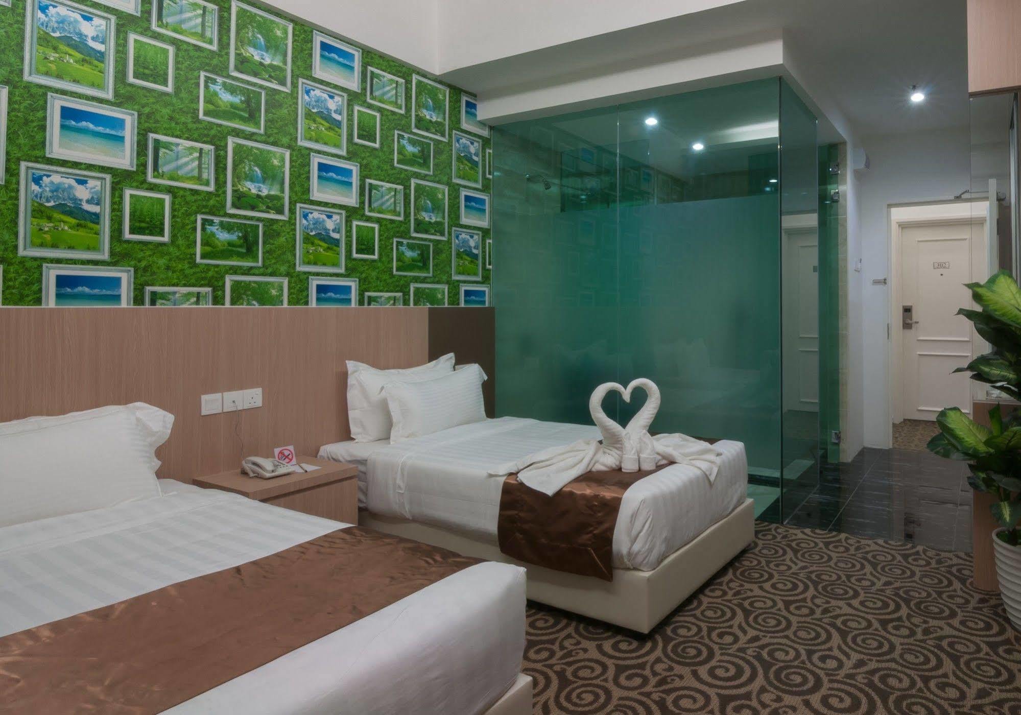 E-Red Hotel Melaka Esterno foto